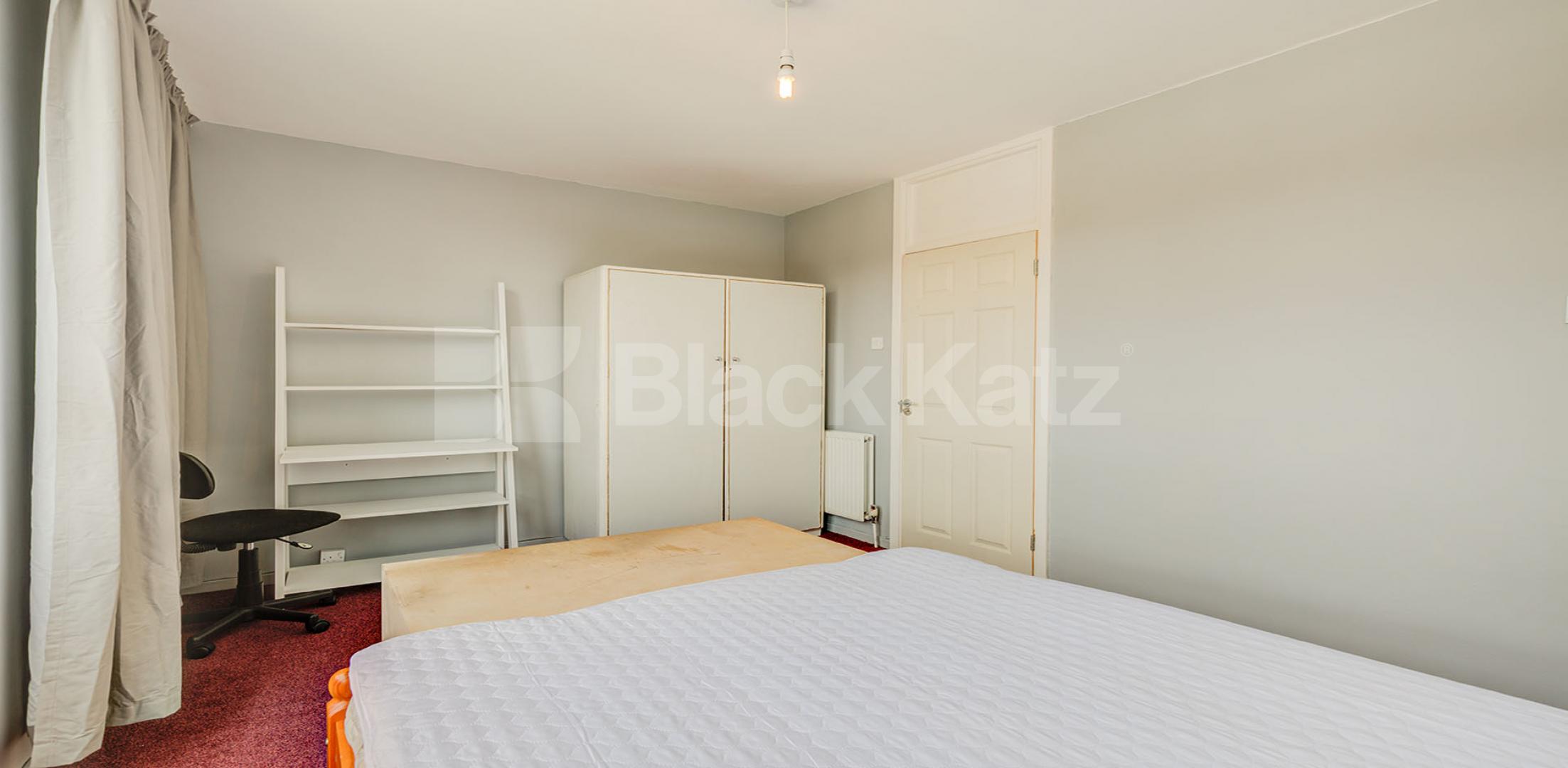 Spacious 4 bed , no lounge, mins to tube, shops and UCL Munster Square, Regents Park / Camden